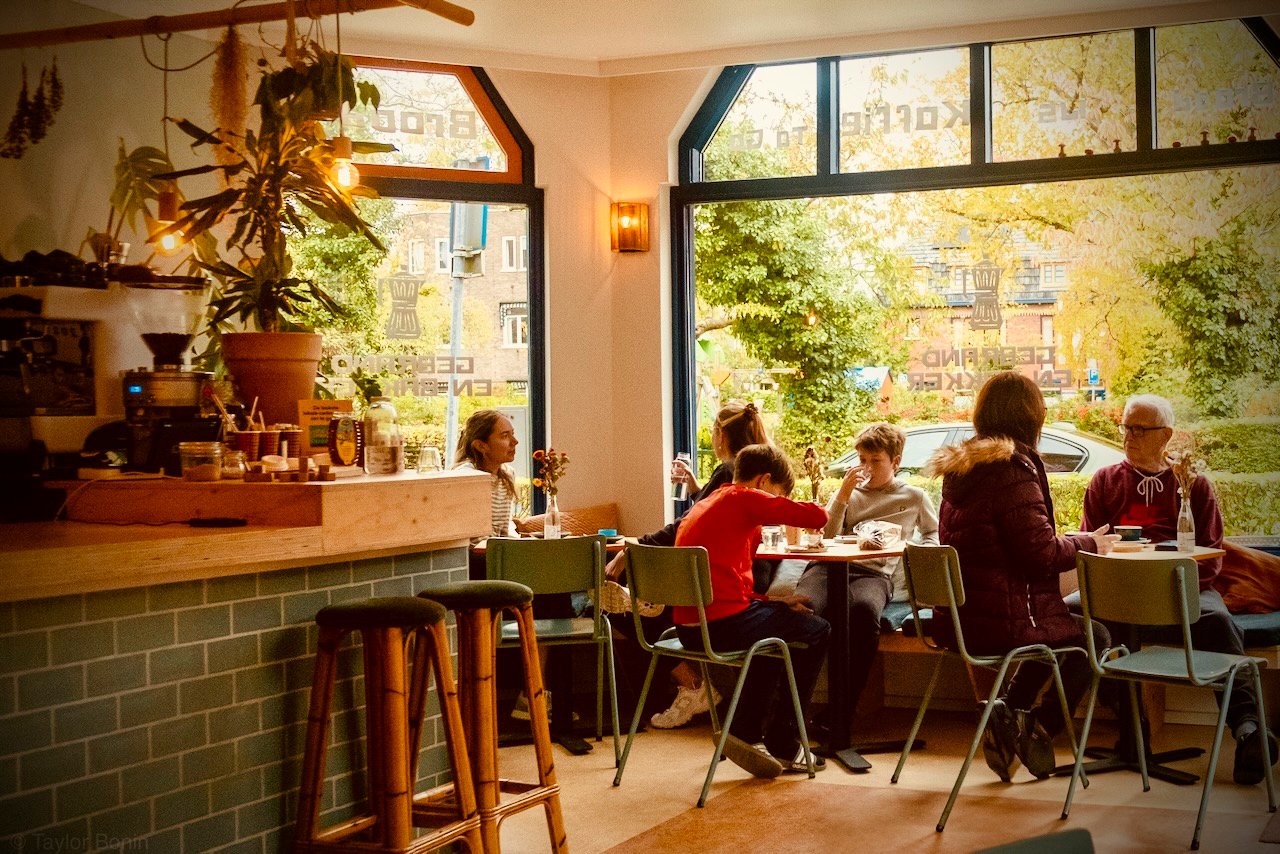 Barista maakt koffie achter de bar