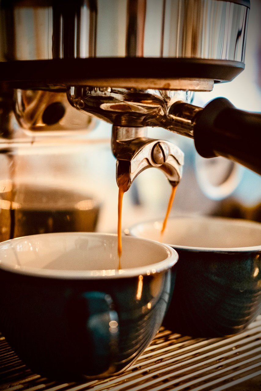 Verse espresso loopt uit de espressomachine