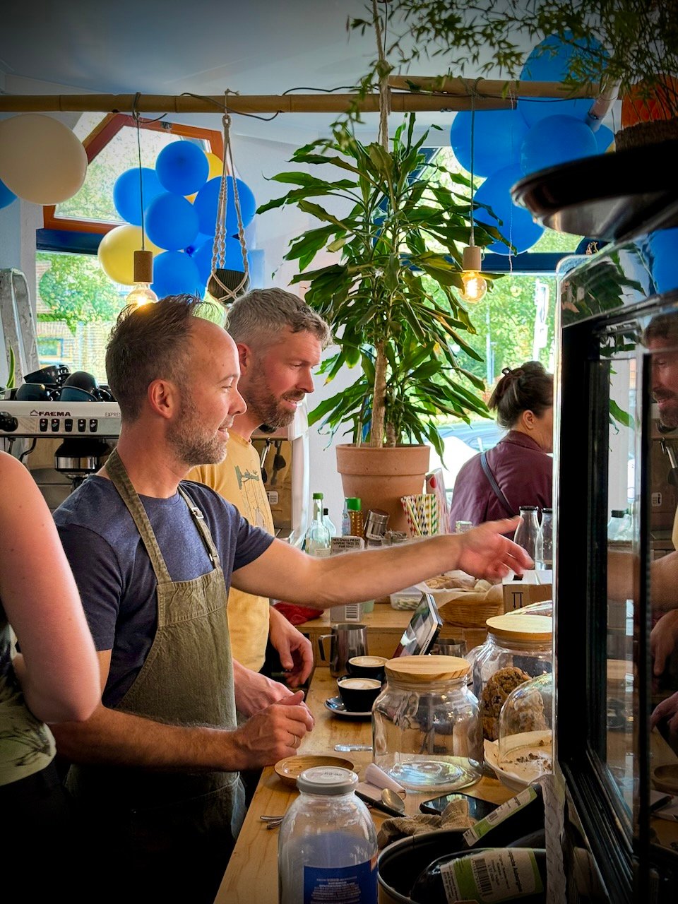Gasten genieten in de koffiezaak