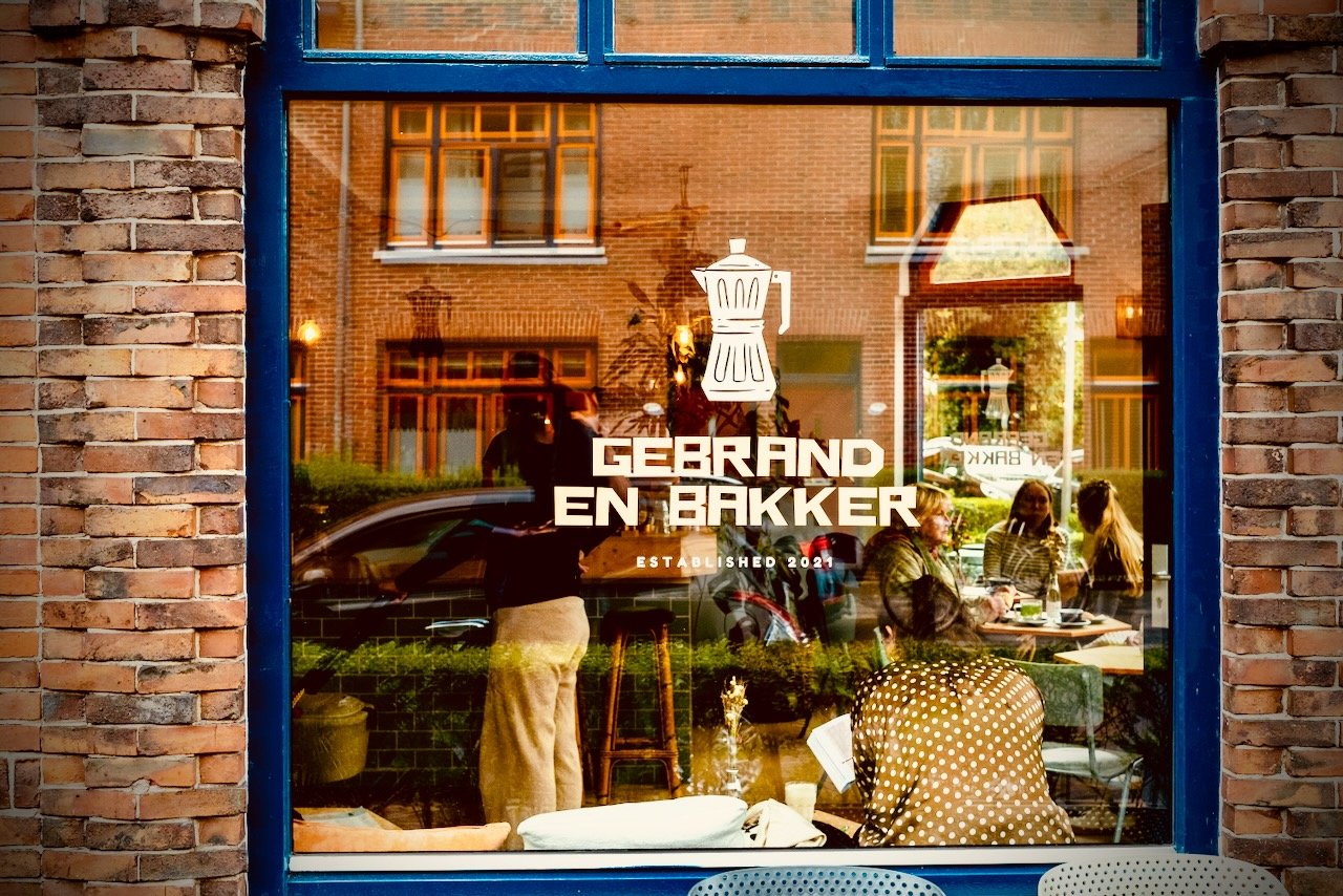 De gevel en etalage van Gebrand en Bakker