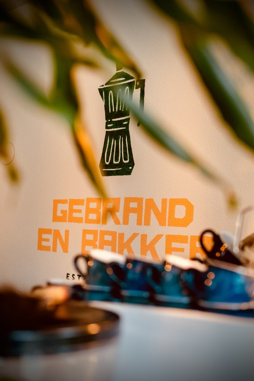 Het Gebrand en Bakker-logo boven de koffiekopjes