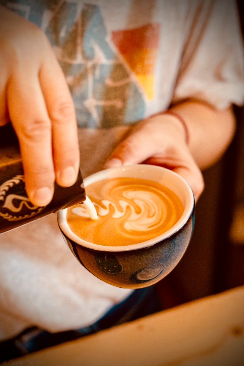 Gasten vieren de opening van de koffiezaak